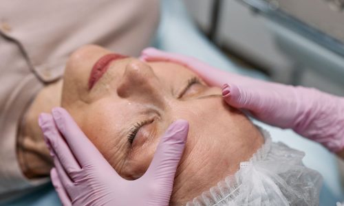 image d'un soin du visage dans le cadre d'un relâchement cutané