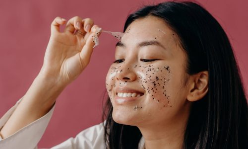 image d'une femme en train de réaliser un peeling du visage