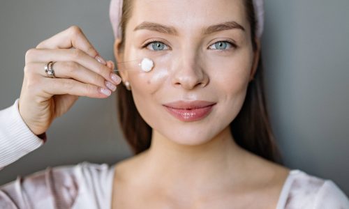 image d'une femme se pratiquant un soin sur ses pomettes